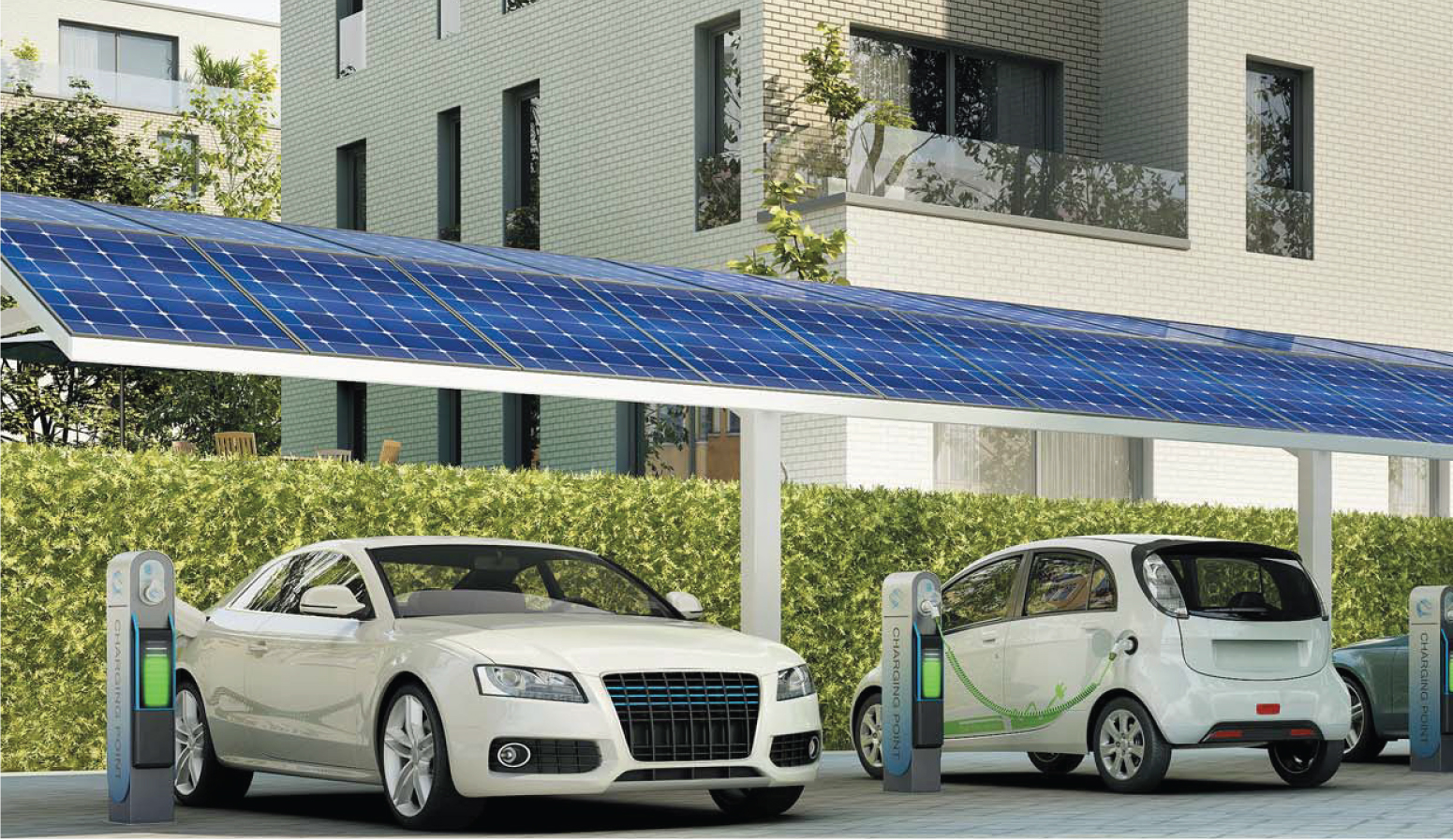 Dos coches eléctricos blancos cargando bajo una pérgola con paneles solares frente a un edificio residencial moderno.
